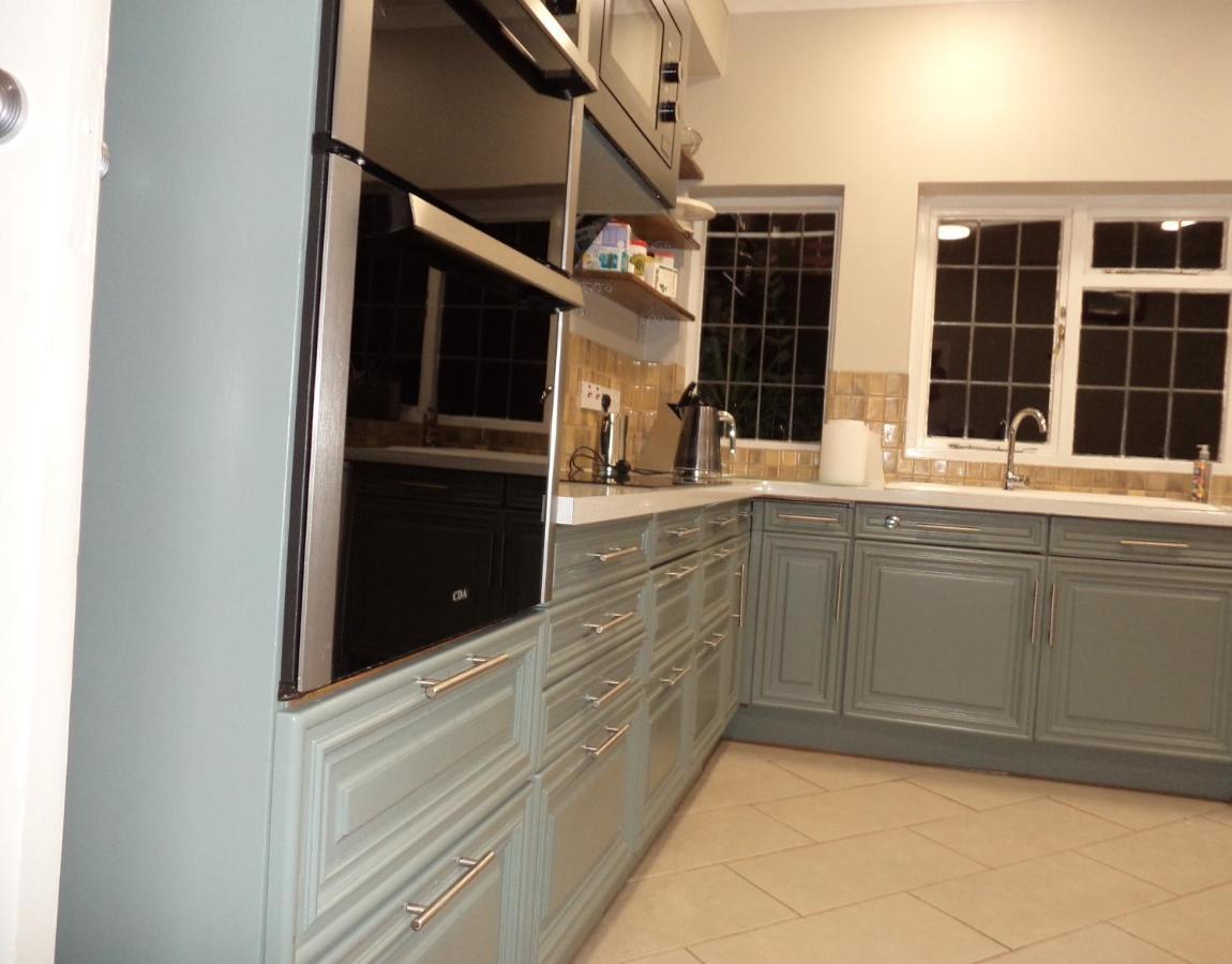 Coach House Villa Woking Kültér fotó