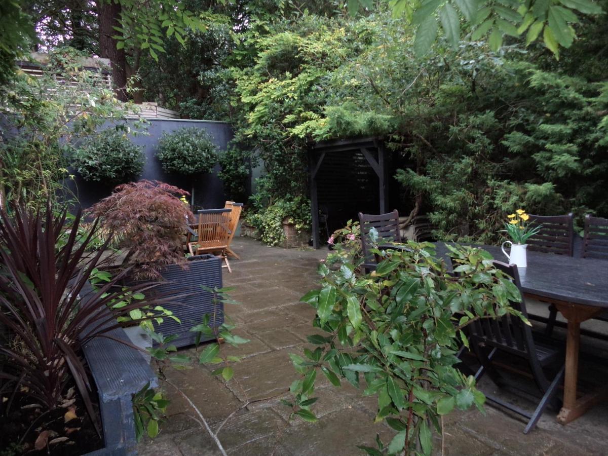 Coach House Villa Woking Kültér fotó