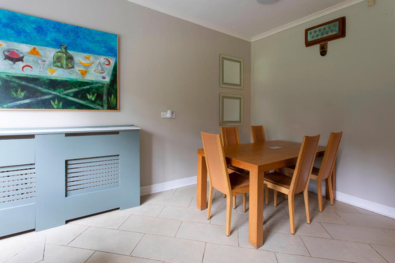 Coach House Villa Woking Kültér fotó